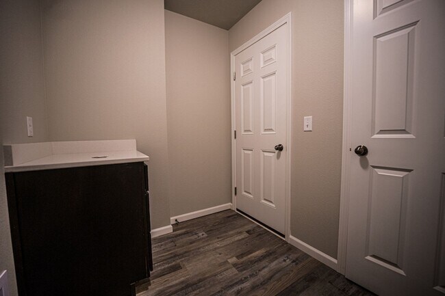 Building Photo - One-Level Carefree Living in a quiet and i...