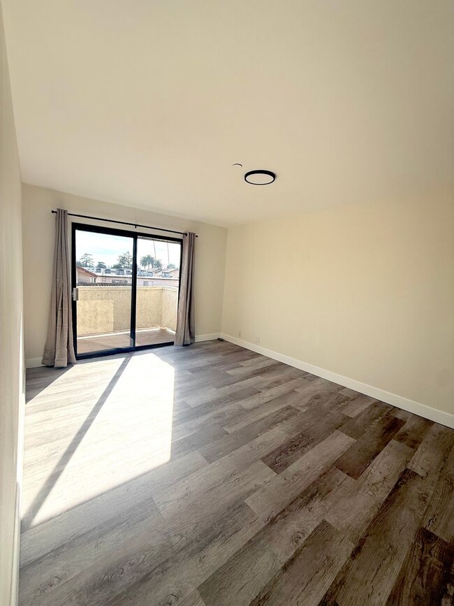 Building Photo - Beautifully Updated End-Unit Condo for Ren...