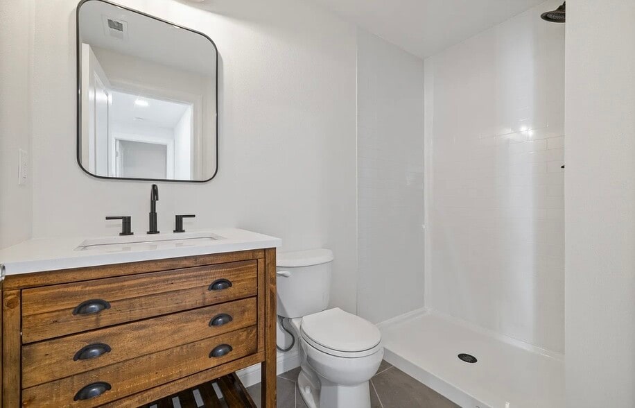 Building Photo - 5583 Beechwood Ter