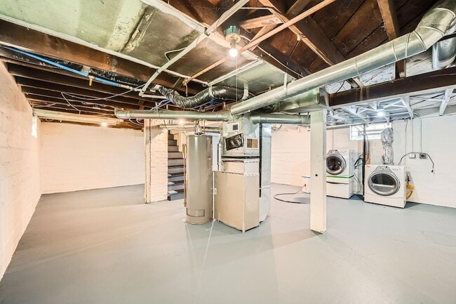 Building Photo - 1083 Western Ave N