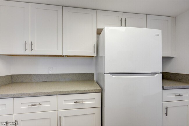 Building Photo - 707 Honeybee Ct
