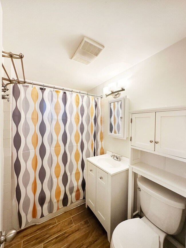 Building Photo - 1Bd/1Ba Seattle Duplex