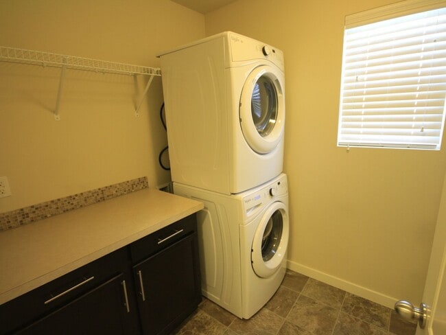 Building Photo - Beautiful Auburn Home You Will Not Want To...