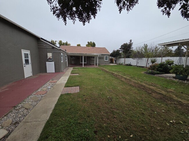 Building Photo - Elegant home with classic charm