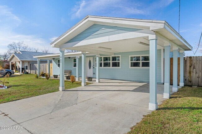 Building Photo - Recently Updated 4Bed/2Ba, Centrally Locat...