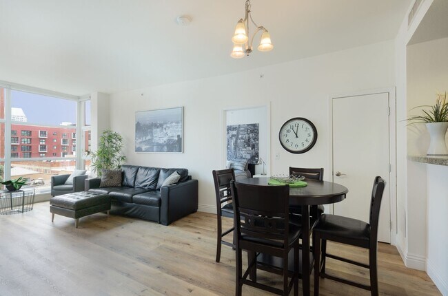 Building Photo - Modern 2 Bed/ 2 Bath Condo in the Heart of...