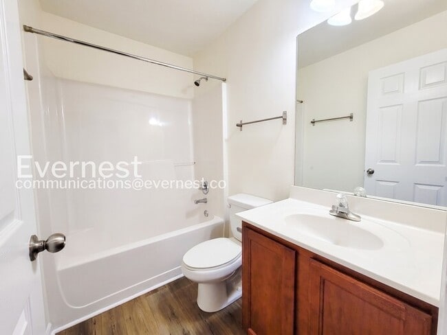 Building Photo - 3 Bed/2.5 Bath Townhome with Modern Amenities