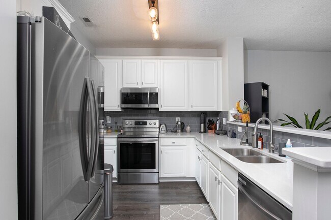 Building Photo - 3 Bd / 2.5 Bth townhouse in SW Durham Aubu...