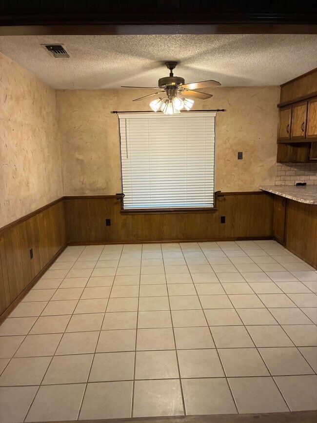 Building Photo - Spacious House