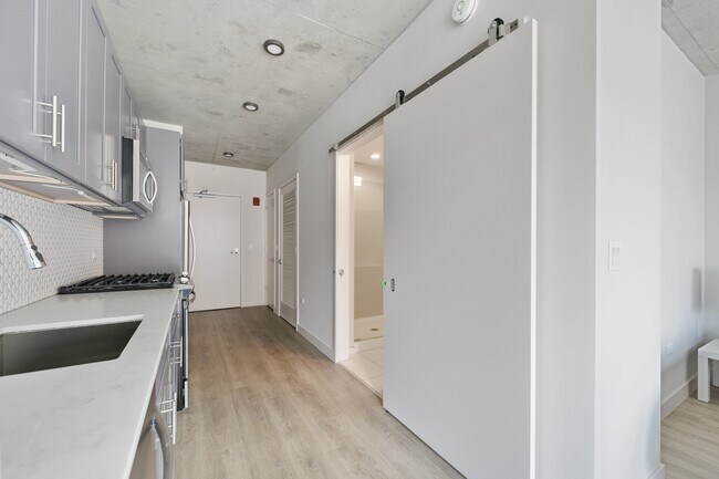 Building Photo - 450 W Belmont Ave