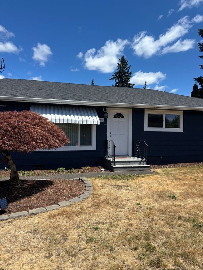 Building Photo - Single level 3 bedroom- Huge yard!