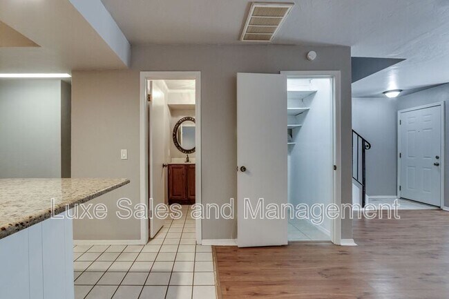 Building Photo - 13813 Fairhill Ave