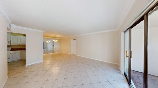 Building Photo - Beautiful 2 Bed / 2 Bath in Palm Club Vill...