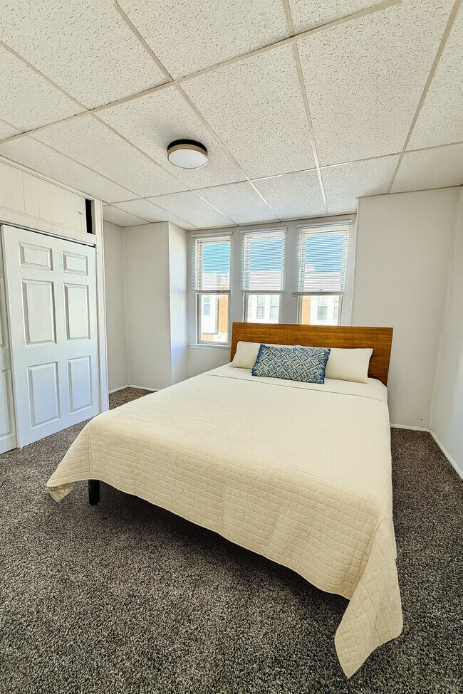 Building Photo - 2084 E Pacific St