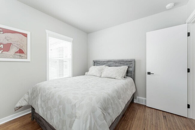 Building Photo - FURNISHED HOUSE! Short or Long Term! Large Newly Renovated Fully Furnished Modern 5 Bedroom Home ...