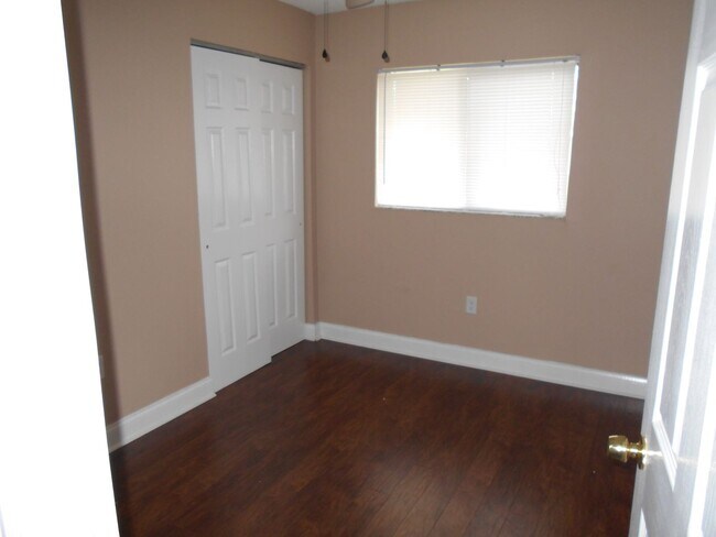 Building Photo - Three bedroom two bath - North Lakeland