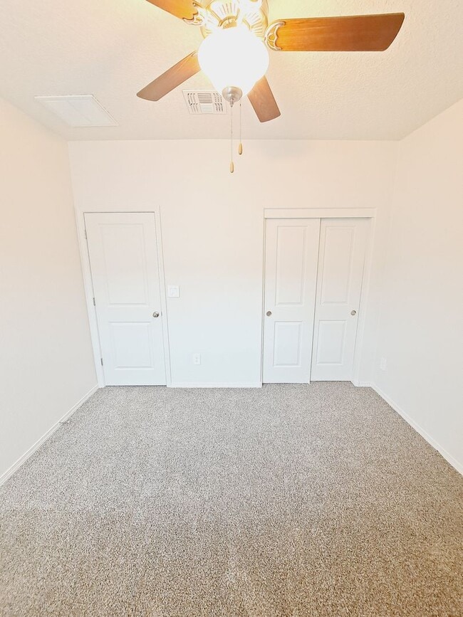 Building Photo - Beautiful 3 Bedroom 2 Bathroom located in Huning Ranch