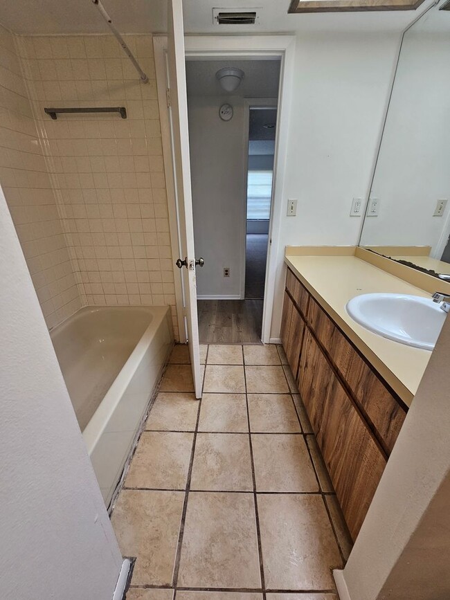 Building Photo - Temple Terrace Condo