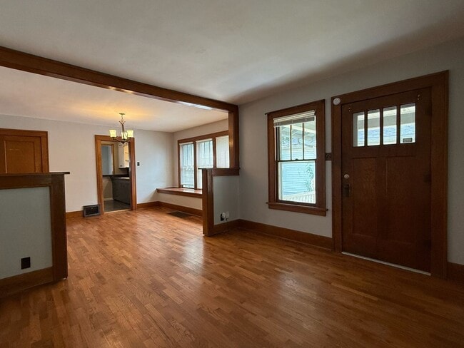 Building Photo - 3 bedroom 1 bath near downtown