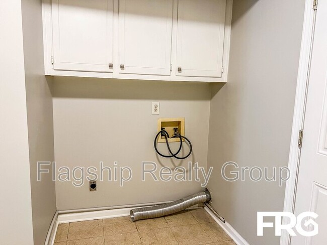 Building Photo - 211 Connie Cir