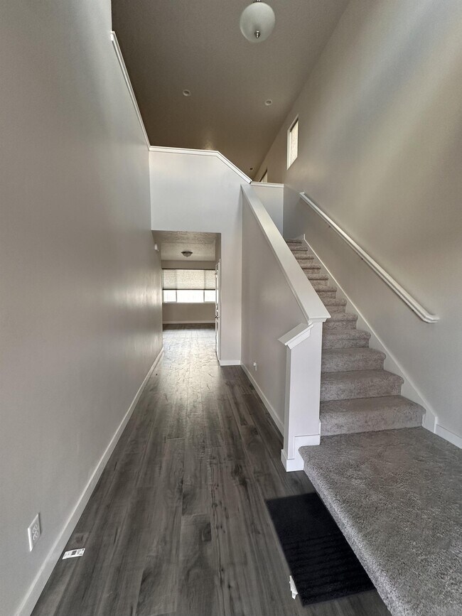 Building Photo - 121 N Independence Way