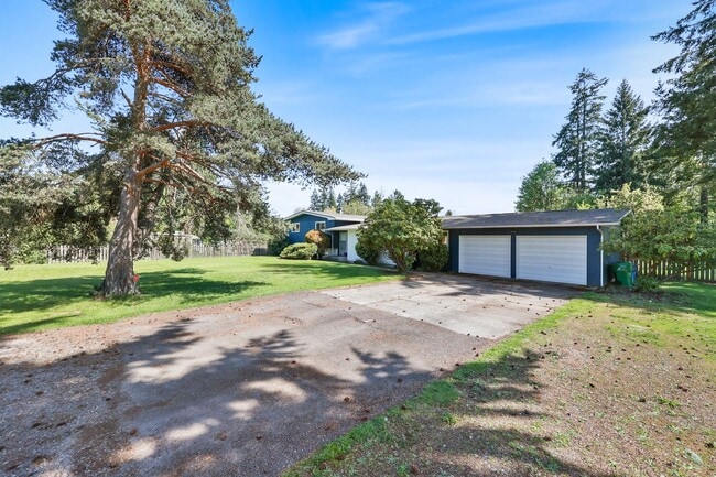 Building Photo - Room to roam! 3 bed, living, dining, den, ...