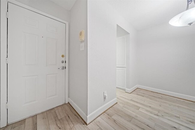 Building Photo - 2277 S Kirkwood Rd