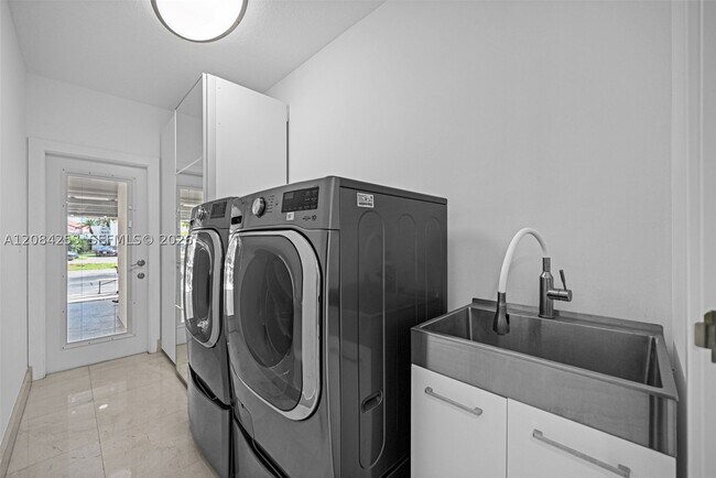 Building Photo - 10957 NW 73rd Terrace