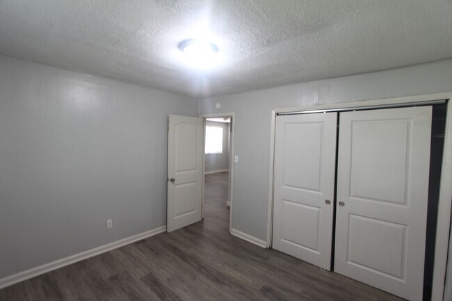Building Photo - New On The Market!  Fresh Updates!!