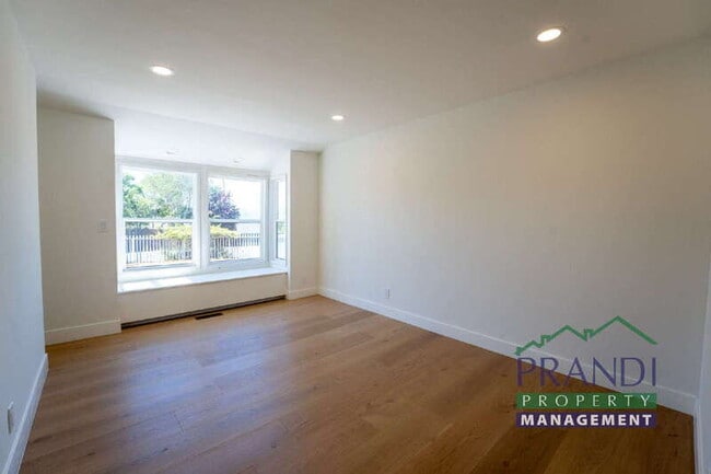 Building Photo - 645 Fawn Dr