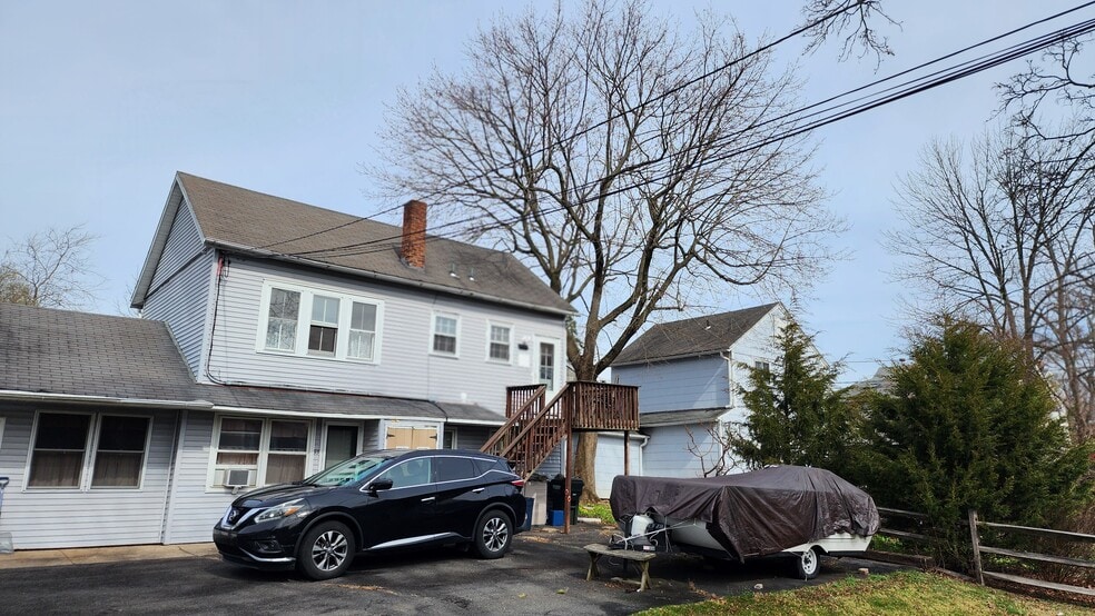 Upstairs Unit - 95 W Ashland St