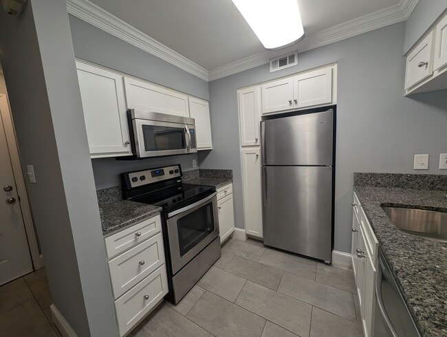 Building Photo - Pristine Condo located in Cedar Street Commons!