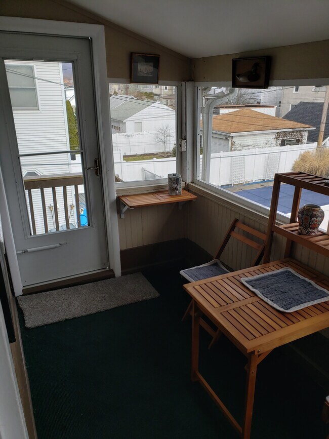 SCREENED DECK - 86 Virginia Ter