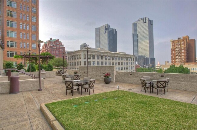 Building Photo - 500 Throckmorton St