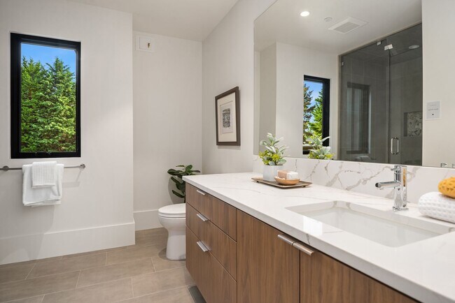 Building Photo - 7Bd/6Ba Bellevue Home