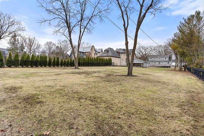 Building Photo - 5631 S Oak St