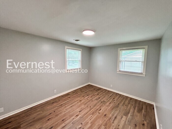 Building Photo - 130 Roberta Dr
