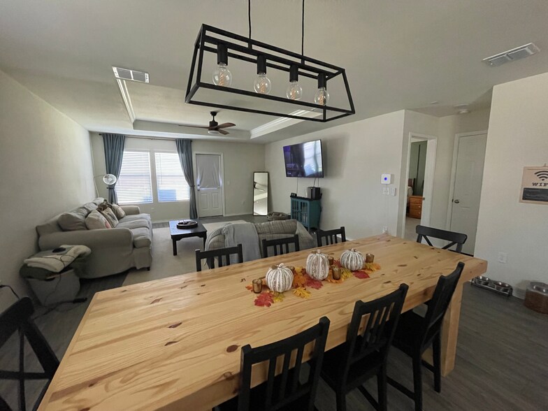 Building Photo - 1813 Acacia Dr