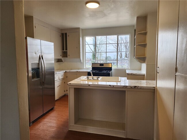 Building Photo - 415 W Poplar St