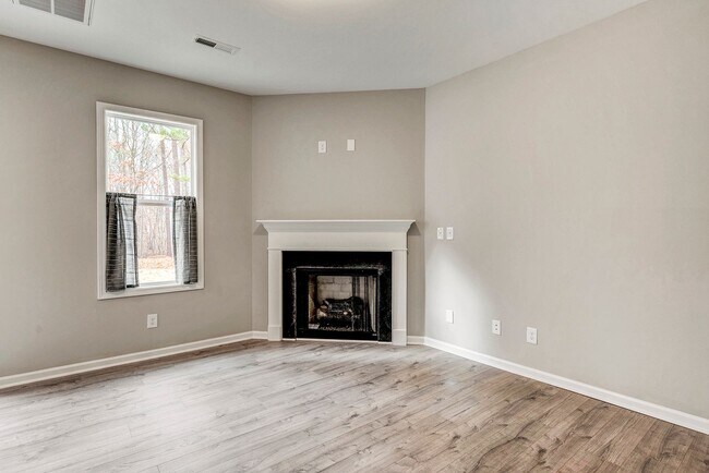 Building Photo - 4 Bedroom Townhouse for Rent in Clayton NC | Garage | Pet Friendly | Wooded View! | MOVE IN SPECI...