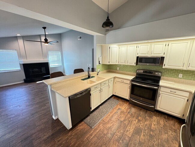 Building Photo - Your Dream Home Awaits! MASSIVE Backyard! ...