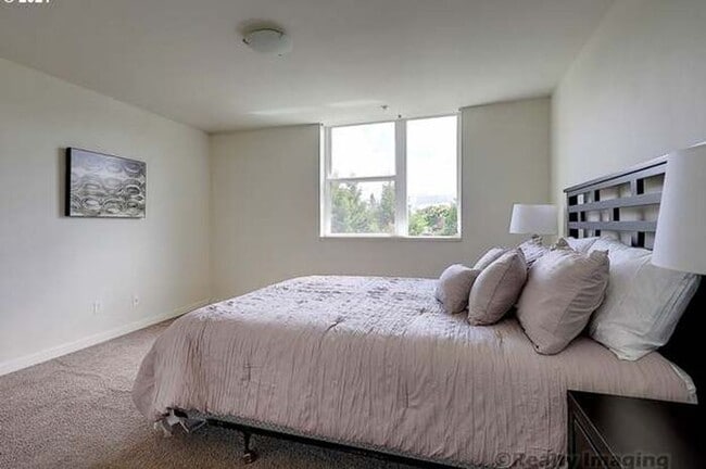 Building Photo - First Floor Front Facing Vibrant Stylish O...