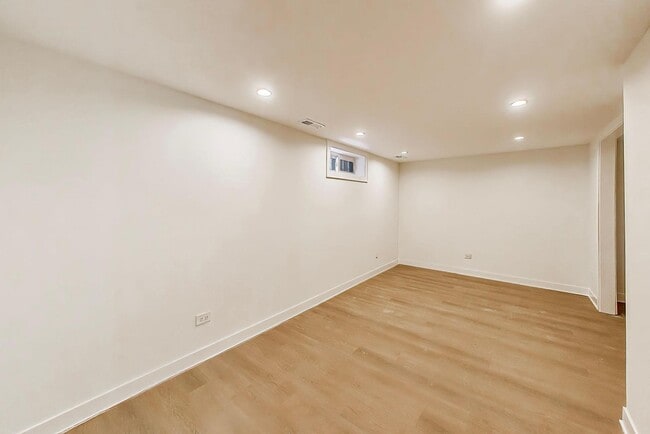 Building Photo - 5028 N Oneida Ave