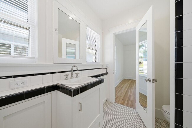 Building Photo - Remodeled Craftsman Single Family Home in Old Town Orange