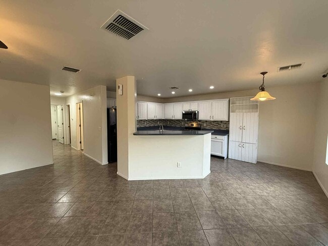 Building Photo - 640 W Emerald Key Dr