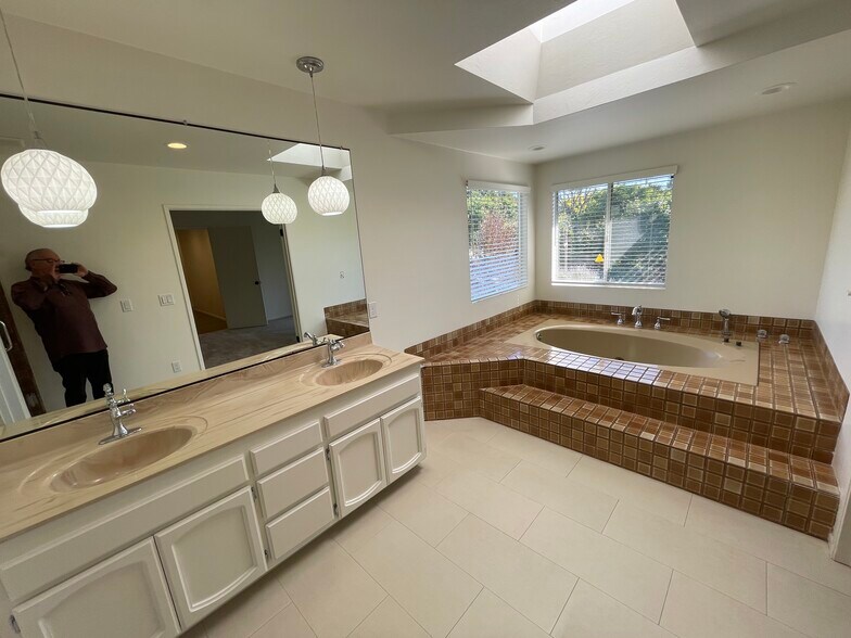 Building Photo - 855 Cornish Dr