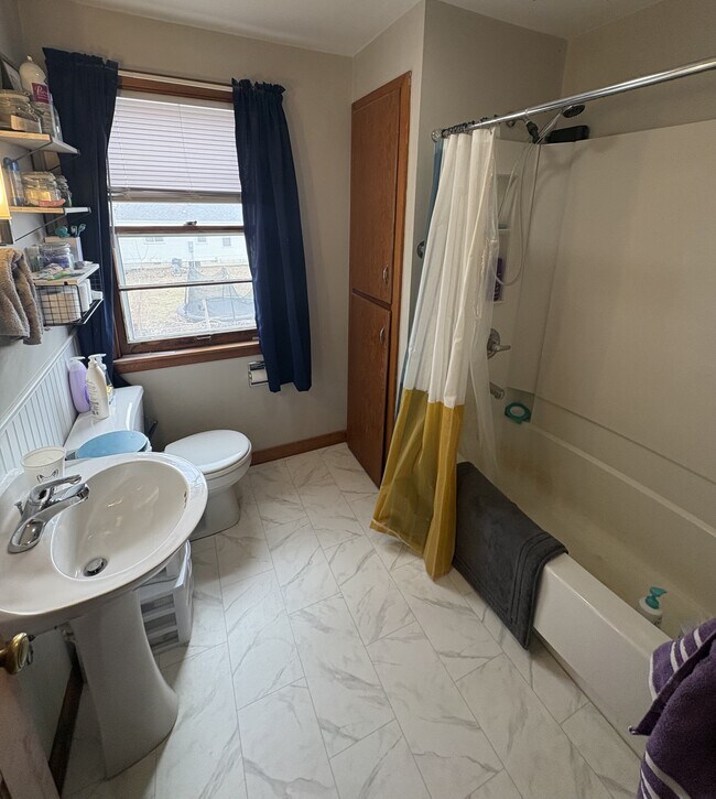 Building Photo - 2109 Main St