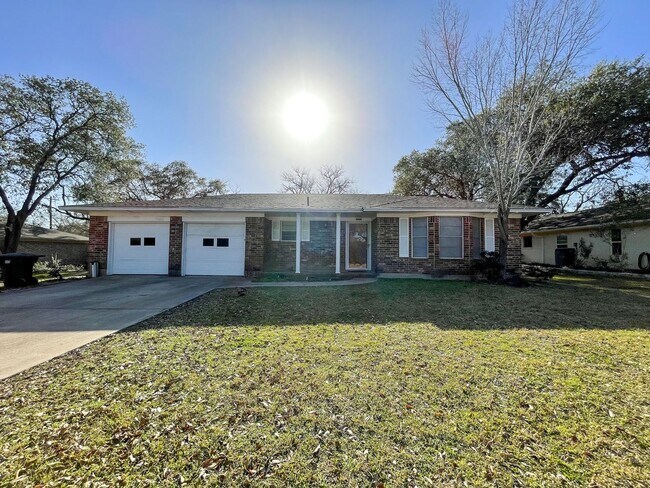 Primary Photo - Adorable 4 Bed, 2 Bath Home for August 202...