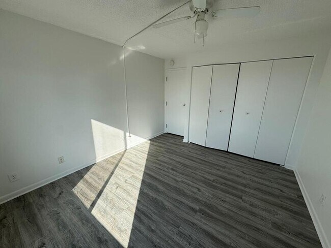 Building Photo - 16400 N Park Dr