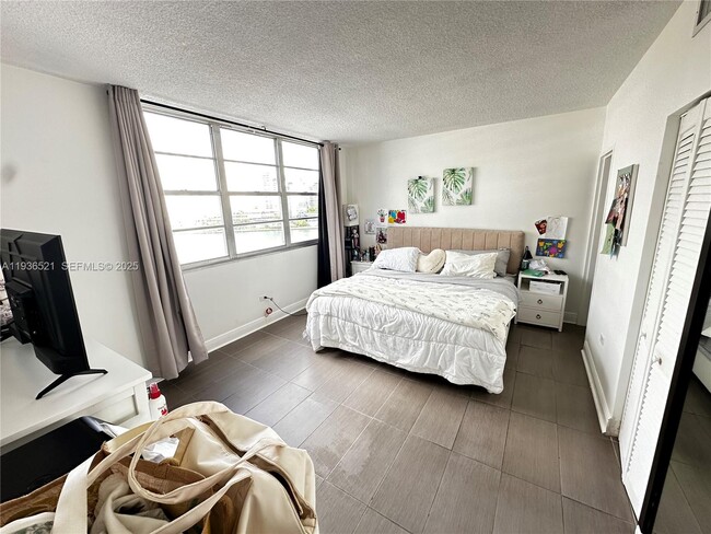 Building Photo - 801 Brickell Bay Dr